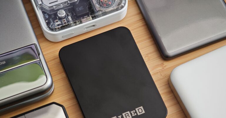 Best-MagSafe-Power-Banks-Reviewer-Photo-TOP-ART-SOURCE-Simon-Hill.jpg