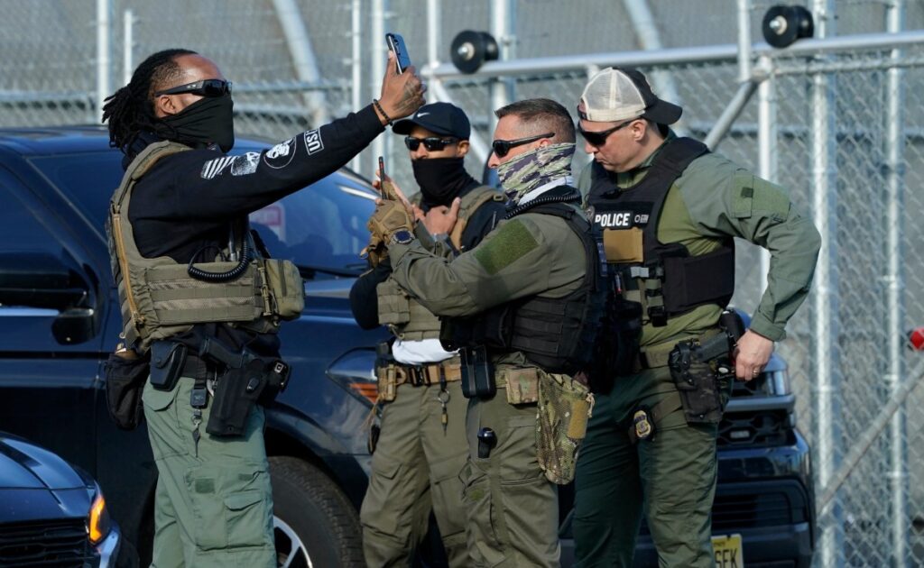 Immigration-and-Customs-Enforcement-ICE-agents-phones.jpg