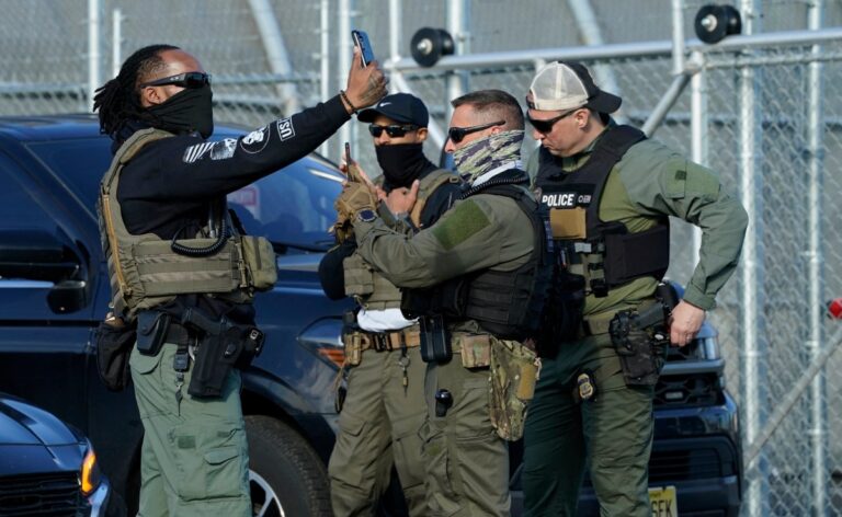Immigration-and-Customs-Enforcement-ICE-agents-phones.jpg