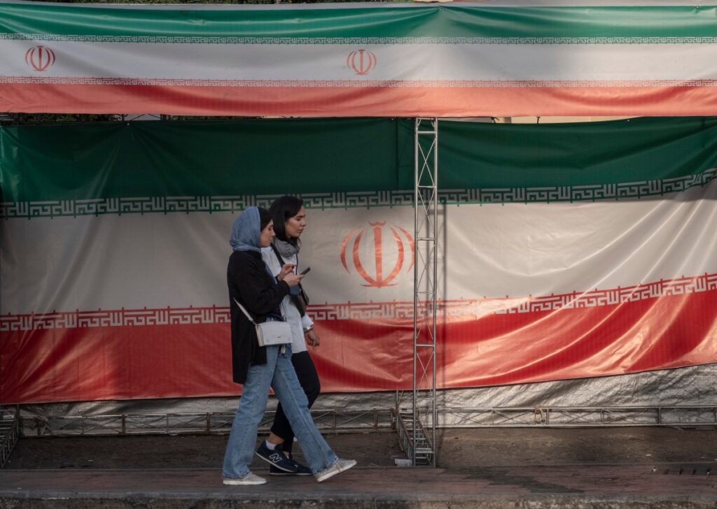 iran-flag-iranians-with-phones.jpg