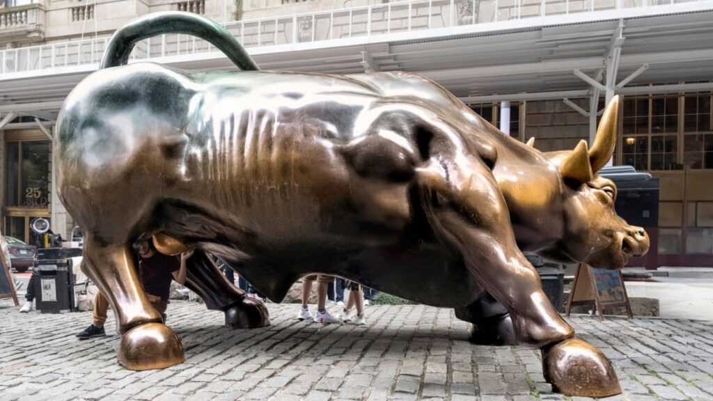 new-york-city-usa-wall-street-charging-bull-sculpture-at-lower-manhattan.jpg