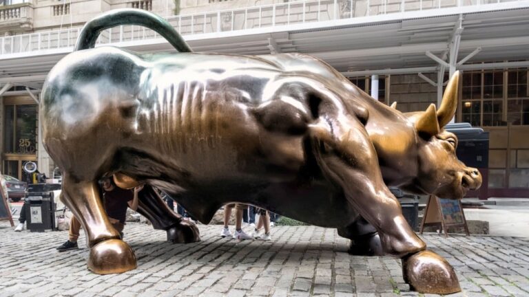 new-york-city-usa-wall-street-charging-bull-sculpture-at-lower-manhattan.jpg