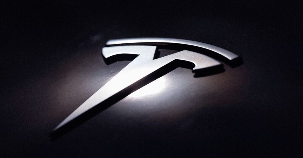 tesla-crash-biz-2207557822.jpg