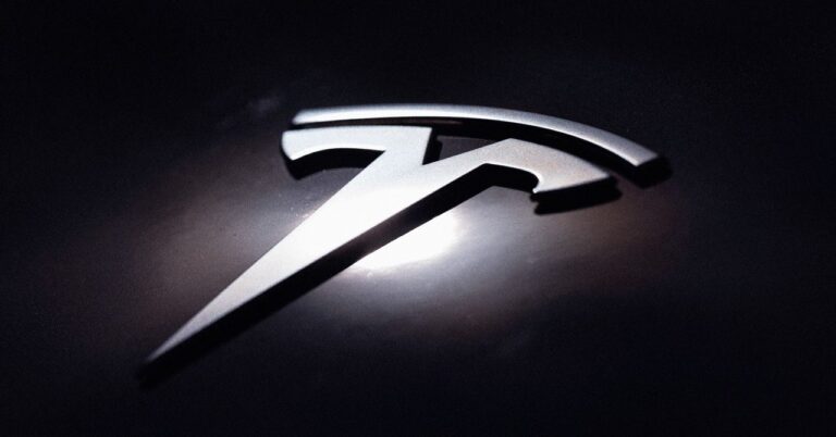 tesla-crash-biz-2207557822.jpg