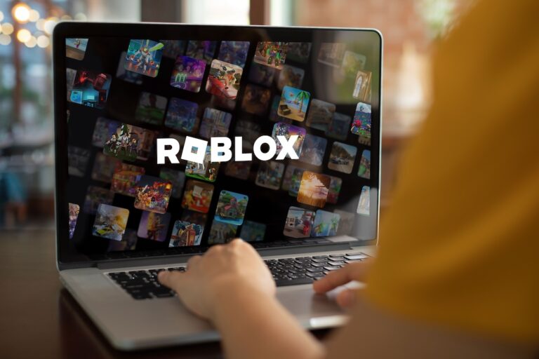 Roblox-wallpaper-on-a-users-laptop.jpg