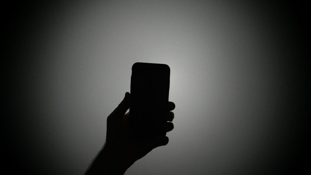 dark-iphone.jpg