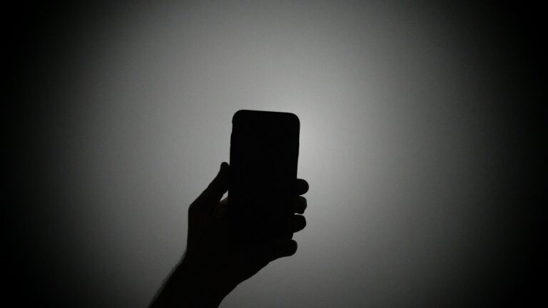 dark-iphone.jpg