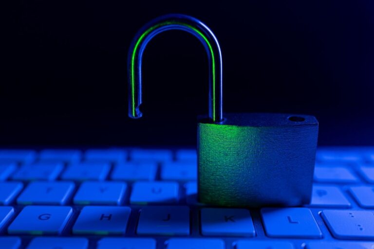 lock-and-keyboard-in-the-dark-with-light-reflectin-2026-03-08-22-57-30-utc.jpg