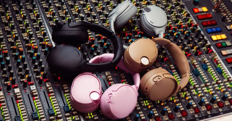 Skullcandy_Crusher_1080_ANC_Family_Press_Images_9645.jpg