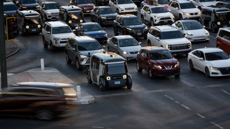 Zoox-Robotaxi-Vegas-traffic.jpg