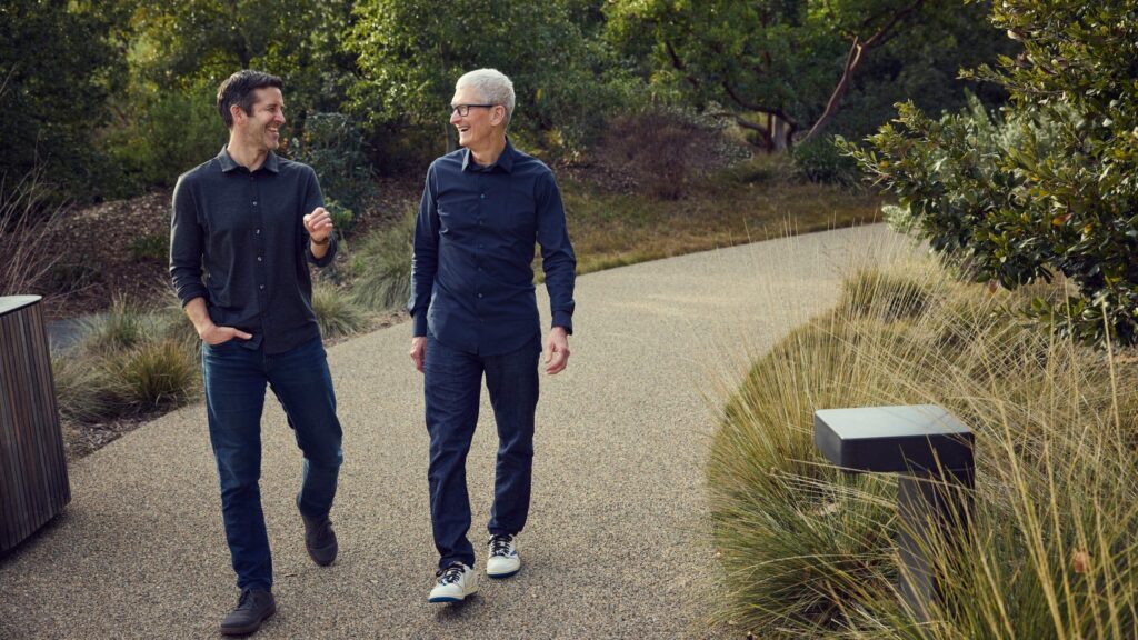apple-john-ternus-tim-cook-scaled.jpg